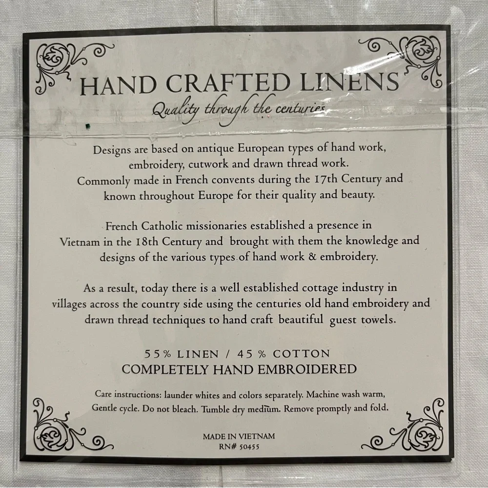 Christmas Poinsetta Guest Towels Set Of 2 Linen Blend 14” x 20” Embroidered NIP